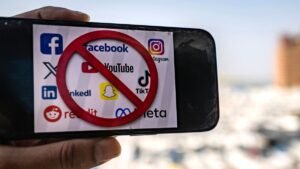 Digitális takarodó: éjféltől lekapcsolnák a TikTokot és az Instagramot a tiniknek