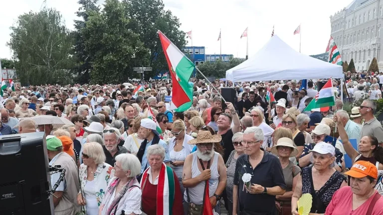 Ma este tüntet a Fidesz a Sándor-palotánál, Orbán Viktor is utcára hívta a támogatókat