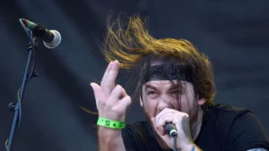 Bejelentette, hogy a férfiakat szereti: válik feleségétől a népszerű rocksztár