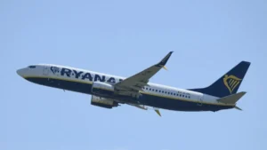 Ryanair: megszólalt a légitársaság, miután egy utast majdnem kiszippantott a kitört repülőgépablak