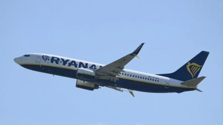 Ryanair: megszólalt a légitársaság, miután egy utast majdnem kiszippantott a kitört repülőgépablak