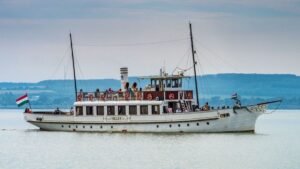 Hullámsír és Ötvös Csöpi pofonjai: jubilál a Balaton legendás hajója