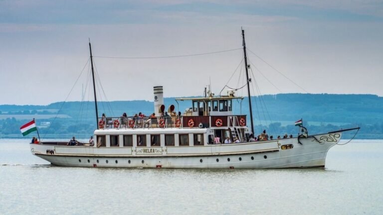 Hullámsír és Ötvös Csöpi pofonjai: jubilál a Balaton legendás hajója