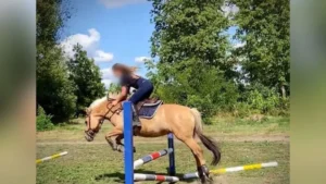 Összeomlottak a szülők: egyetlen gyermeküket veszítették el a tragikus somogysárdi lovasbalesetben – Vanda 20 éves volt