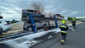 Kiderült, hogy milyen autókat szállított a Répcelaknál kigyulladt tréler