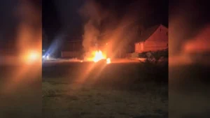 Megrázó videón a baleset: oszlopnak csapódott, majd kigyulladt egy autó Dunavecsén