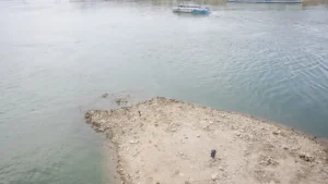Alig van víz a magyar folyókban, több helyen már a kompok sem járnak – videó