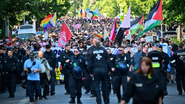 Jármű hajtott a tömegbe a német Pride idején, egy halott, többen életveszélyes állapotban – iszlamista férfit köröznek