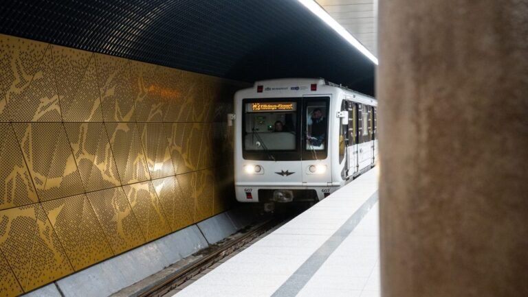 Ötéves kisfia mellett esett össze egy férfi a metrón