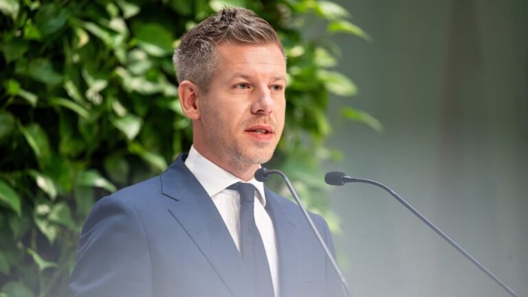 Magyar Péter nem akart feljelentést tenni a leköpése miatt, más viszont megtette helyette