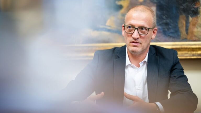 Tarr: 2,5 milliárdnál járhat a visszautalt NKA-támogatások összege