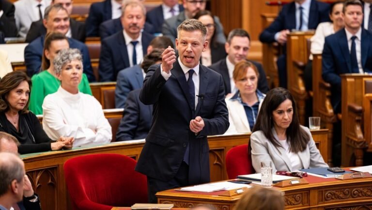 „A BYD-hoz szerződni egyet jelent a Kínai Kommunista Párt szolgálatába állással” – mondta Magyar Péter Szijjártó lépéséről