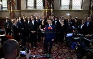 Sokkolta a fideszes képviselőket Gulyás Gergely váratlan lemondása
