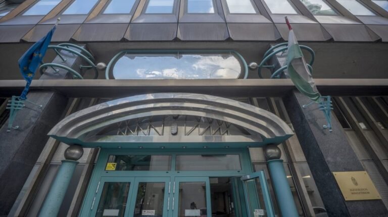 Az egészségügyi tárca a nőket képviselő civilekkel is egyeztet a szívhangrendeletről