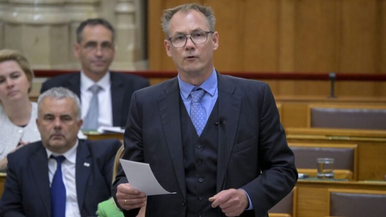 Bekerült a jegyzőkönyvbe a tiszás Kulcsár Krisztián parlamenti kurvaanyázása