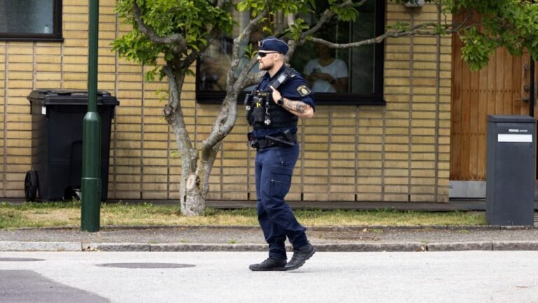Karddal támadt emberekre egy férfi egy svédországi iskolában, többen megsebesültek
