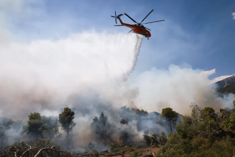 Görögországban még mindig terjednek az erdőtüzek, Athénnál két oltást végző helikopter összeütközött