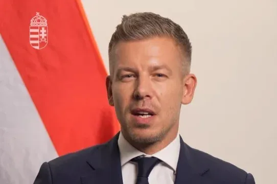 Magyar Péter: Már majdnem 300 cég jelentett be önkéntes korlátozást hétfőre