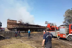 Kigyulladt a Szőke Tisza roncsa Szegeden