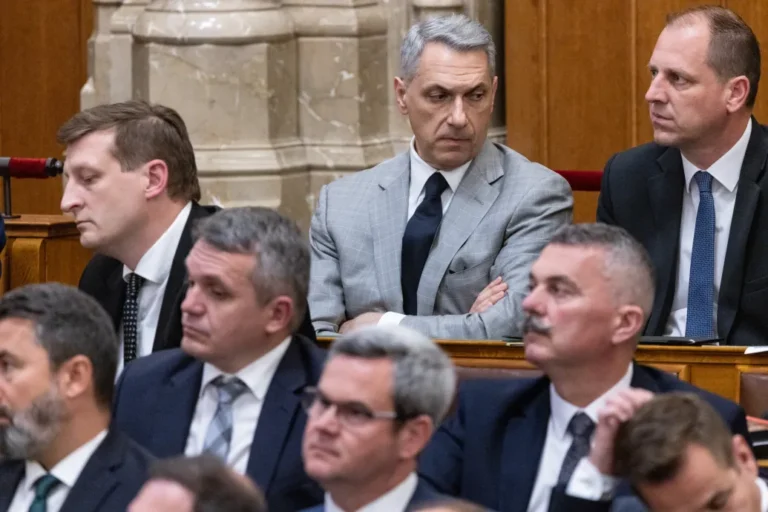Lázár János csak minimálbért kapott a sok hiányzása miatt