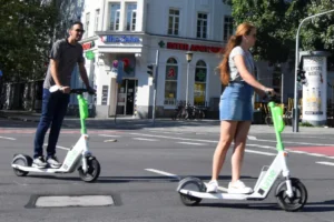 Az elektromos rollerek veszélyesebbek a motoroknál és a kerékpároknál, állítja egy friss brit tanulmány