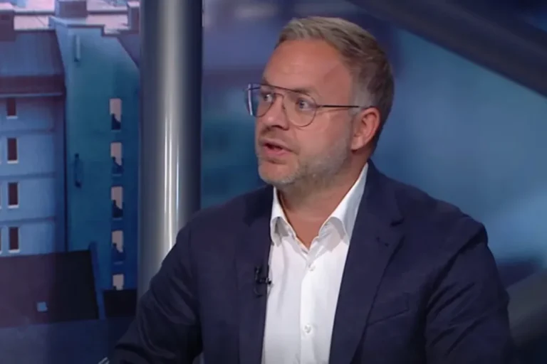 MCC-s libsi pénzégetés és permanens zsebhokizás – Huth Gergely szekunder szégyent érez Orbán Balázstól