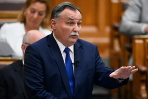 Hadházy felháborodott, hogy kit neveztek ki a Mohu koncessziójának felülvizsgálatára, Gajdos László kommentben cáfolta az állítást
