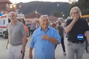 A Mol vezérigazgató-helyettese és Hatvanpuszta főépítésze társaságában bukkant fel Orbán Viktor egy szerbiai fesztiválon
