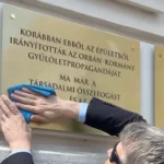 A Szociális és Családügyi Minisztérium szerint nem volt szükség engedélyre, hogy emléktáblát rakjanak Rogán régi minisztériumának épületére