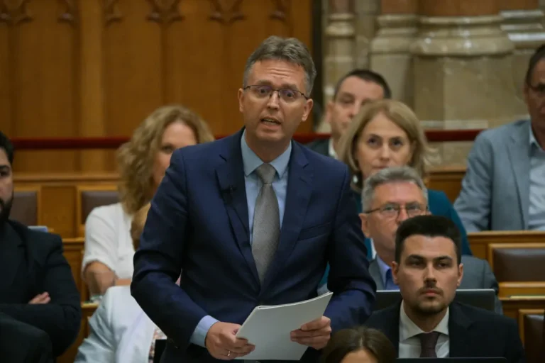 Hankó Balázs háromszor is lepedofilozott egy olyan bábelőadást, ami pont arra tanítja a gyerekeket, egy felnőttnek is lehet nemet mondani