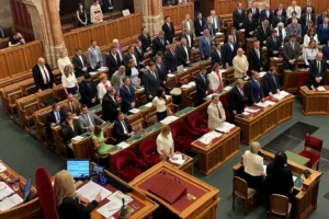 Hangos vitatkozás és rendkívüli házbizottsági ülés lett abból, hogy egy képviselő meg akart emlékezni a roma holokausztról