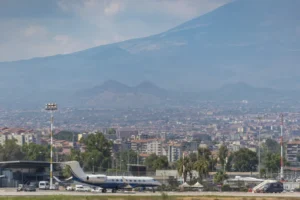 Csütörtök 16 óráig biztosan zárva marad a cataniai reptér az Etna-kitörések miatt
