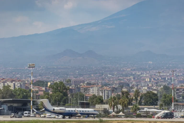 Csütörtök 16 óráig biztosan zárva marad a cataniai reptér az Etna-kitörések miatt