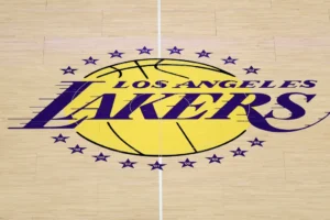 Közel 4 ezer milliárd forintnak megfelelő összegért veheti meg a Los Angeles Lakerst Trump vejének testvére és üzlettársa