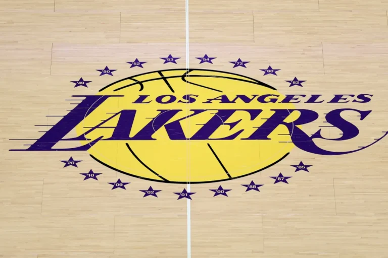 Közel 4 ezer milliárd forintnak megfelelő összegért veheti meg a Los Angeles Lakerst Trump vejének testvére és üzlettársa