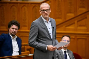 Tarr Zoltán szerint Vidnyánszky valótlanságot állít és hisztériát kelt, amikor a menesztéséről beszél