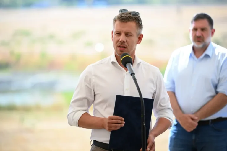 Megkezdték a bárkák süllyesztését Paksnál, Magyar Péter jó híreket kapott