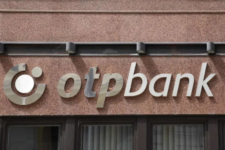 Órákon át döcögött az OTP-nél a kártyás fizetés