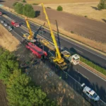 Videó a mentésről: a tűzoltók csörlőzéssel és darukkal emelték ki az árokból az M3-ason felborult lengyel buszt
