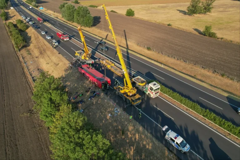 Videó a mentésről: a tűzoltók csörlőzéssel és darukkal emelték ki az árokból az M3-ason felborult lengyel buszt