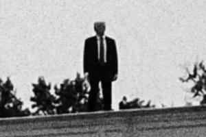 Trump szemcsés, fekete-fehér sziluettjével hirdeti a Fehér Ház, hogy megugrott a deportálások száma