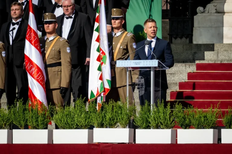 Magyar Péter a frissen felavatott honvédeknek: Nem azt kérem önöktől, hogy értsenek velünk mindig egyet