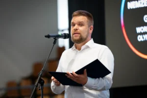 Győr polgármestere feljelentést tesz a volt fideszes Hajtó Péter ellen, MI-vel generált dokumentumról beszél