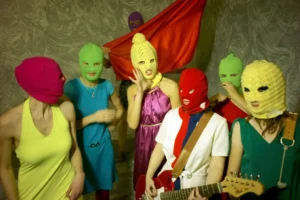 A Pussy Riot egyik volt tagja azt állítja, zsarolással beszervezte az FSZB