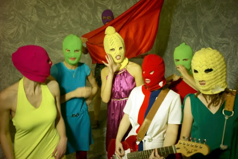A Pussy Riot egyik volt tagja azt állítja, zsarolással beszervezte az FSZB