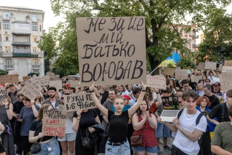 Komoly fejtörést okozhat Zelenszkijnek, ha menesztett minisztere ilyen tempóban fogja újra és újra megkérdőjelezni