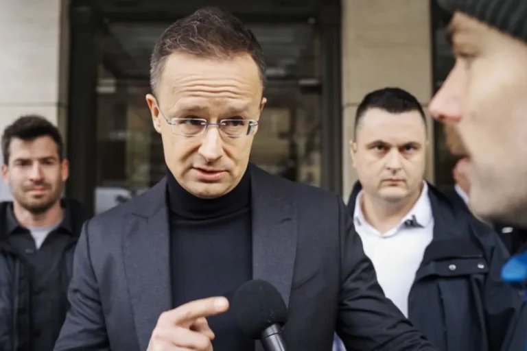 Szijjártó Péter visszalépett a pertől, amit a Samsung-ügy miatt indított a Telexszel szemben