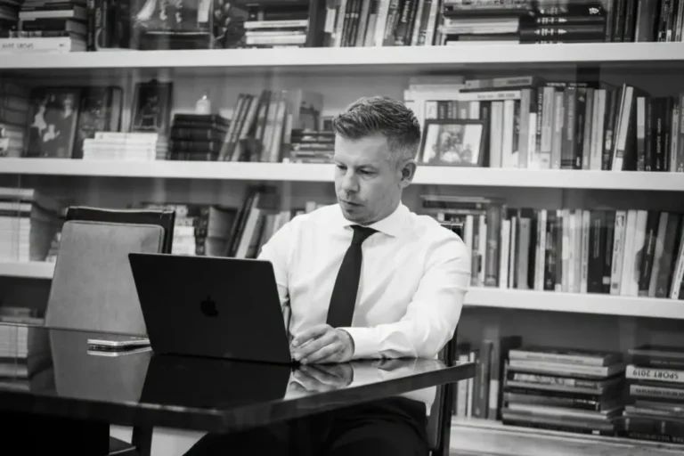 Magyar Péter felszólította a „Fidesz maradékát”, hogy neveljék meg Pócs Jánost, vagy távolítsák el az Országgyűlésből