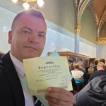 „Kemény, nehéz időkben, olyan bátor, tökös emberekre volt szükség, mint Magyar Péter, vagy Én” – üzente kritikusainak a Tisza képviselője