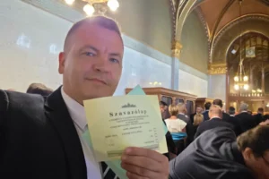 „Kemény, nehéz időkben, olyan bátor, tökös emberekre volt szükség, mint Magyar Péter, vagy Én” – üzente kritikusainak a Tisza képviselője